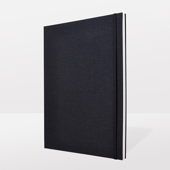 Schwarzes Stoff-Notizbuch mit feiner Textur und weißen Seiten