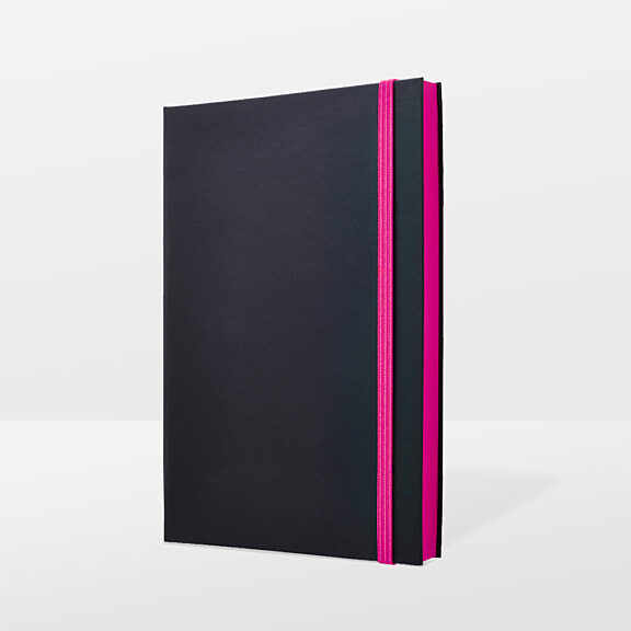 Schwarzes Notizbuch mit leuchtend pinken Seiten und pinkem Band