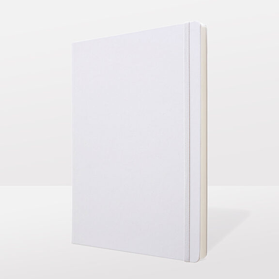 Weißes Notizbuch A4 mit weißem Gummiband als Verschluss