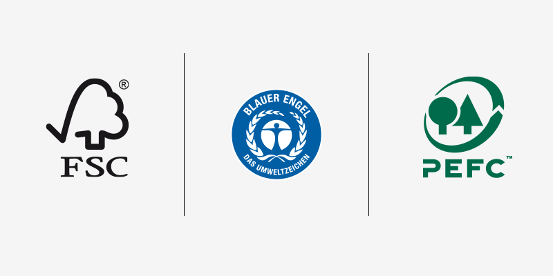 FSC-Logo mit Baum und Häkchen, Blauer Engel Siegel und PEFC-Logo mit Bäumen