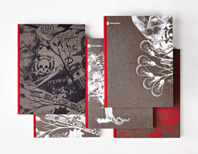 Notizbücher mit natürlich-braunem Pappeinband, Graffiti-Motive auf dem Cover, darunter ein Totenkopf, auf rotem Untergrund