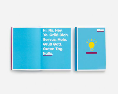 Offenes blaues Buch mit verschiedenen Begrüßungen auf der linken Seite und einer Glühbirnen-Illustration mit dem Logo 'Blau' auf der rechten Seite