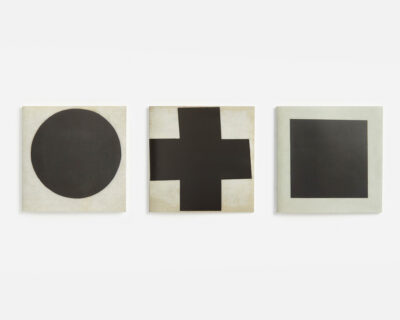 Trois carnets carrés côte à côte avec des formes minimalistes en noir et blanc – cercle, croix et carré