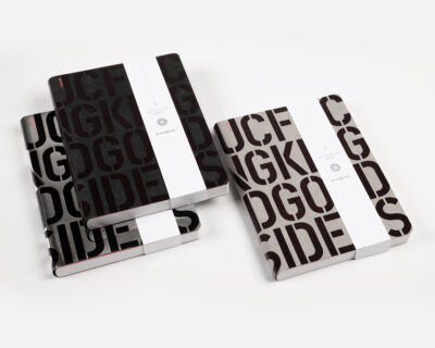 Drei Notizbücher mit typografischem Muster aus den Buchstaben 'FUCKING GOOD IDEAS' in Schwarz und Weiß