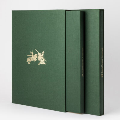 Dunkelgrüne gebundene Notizbücher mit goldener Prägung und Rittermotiv auf dem Cover