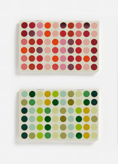 Zwei Notizbücher mit Farbkreisen in abgestuften Rot- und Grüntönen